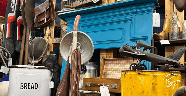 Save The Planet and Your Pocket – Discover Second-Hand Christmas Gems at Bygone Times!